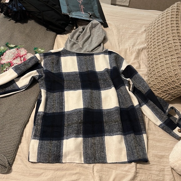 LUMISTER NWT Hooded Flannel Button Down - Picture 3 of 4